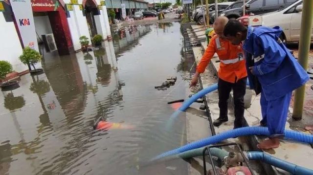 Banjir yang menggenangi Stasiun Semarang Tawang (Foto: Dok. Antara)