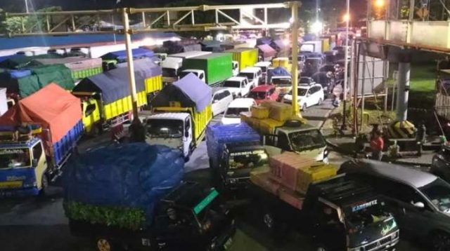 Antrian panjang kendaraan di Pelabuhan Bakauheni yang sementara ditutup akibat cuaca buruk (Foto: ANTARA)