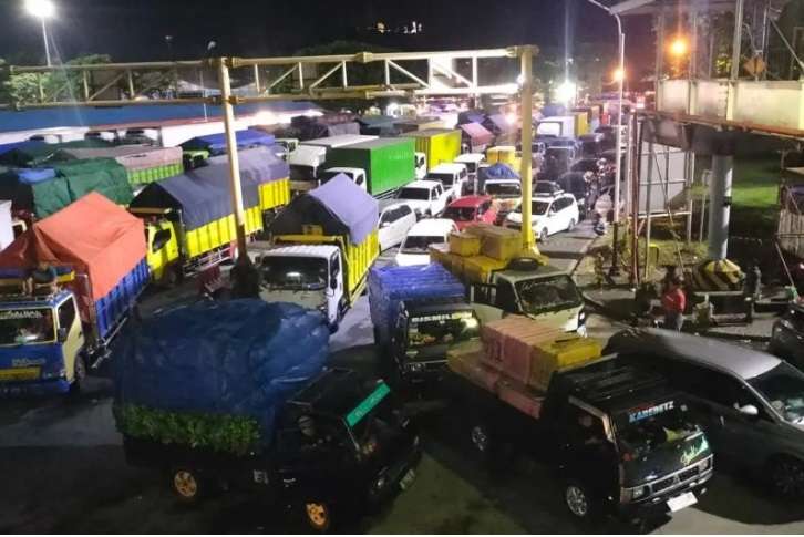 Antrian panjang kendaraan di Pelabuhan Bakauheni yang sementara ditutup akibat cuaca buruk (Foto: ANTARA)
