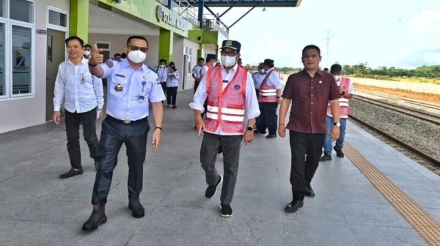 Menhub Budi Karya Sumadi , Kepala BPKA Sulsel Fathir P iregar ( saat meninjau progres pembangunan KA Makassar-Parepare di Stasiun Rammang-Rammang Kabupaten Maros, Sabtu (21/1/2023)