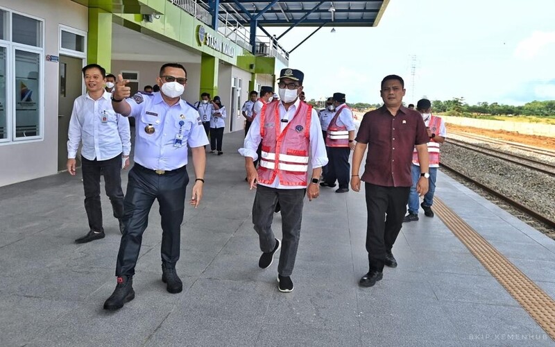 Menhub Budi Karya Sumadi , Kepala BPKA Sulsel Fathir P iregar ( saat meninjau progres pembangunan KA Makassar-Parepare di Stasiun Rammang-Rammang Kabupaten Maros, Sabtu (21/1/2023)