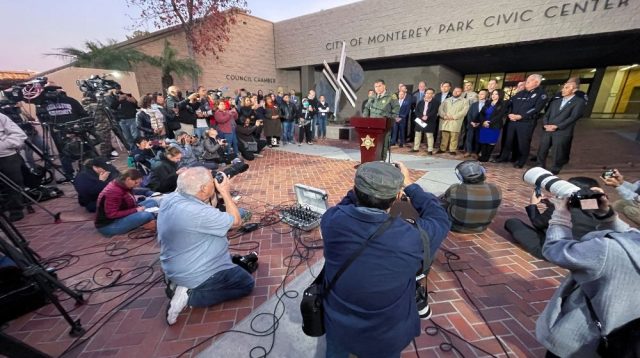Sheriff County Los Angeles Robert Luna berbicara pada konferensi pers setelah penembakan yang terjadi selama perayaan Tahun Baru Imlek, di Monterey Park, California, AS 22 Januari 2023. (Foto: REUTERS)