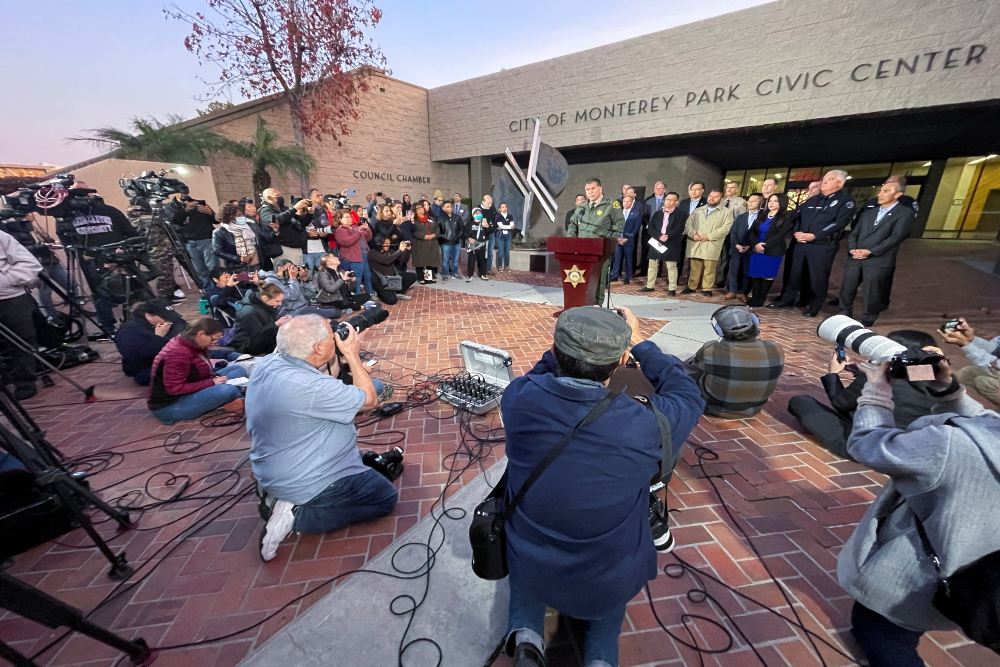 Sheriff County Los Angeles Robert Luna berbicara pada konferensi pers setelah penembakan yang terjadi selama perayaan Tahun Baru Imlek, di Monterey Park, California, AS 22 Januari 2023. (Foto: REUTERS)