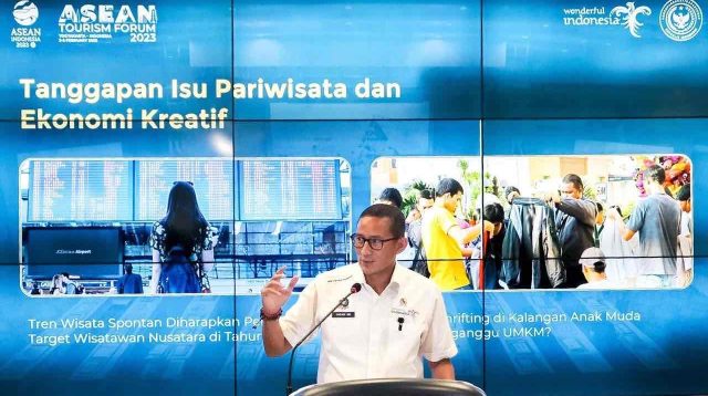 Menparekraf Sandiaga Uno dalam "The Weekly Brief With Sandi Uno" di Gedung Sapta Pesona, Senin (16/01/2023). (Foto: Kemenparekraf)