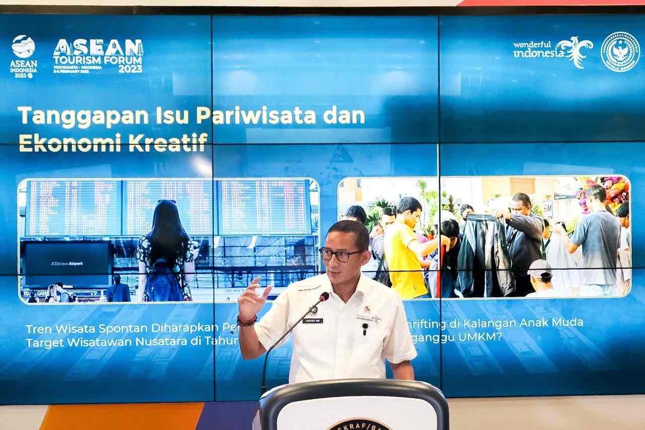Menparekraf Sandiaga Uno dalam "The Weekly Brief With Sandi Uno" di Gedung Sapta Pesona, Senin (16/01/2023). (Foto: Kemenparekraf)