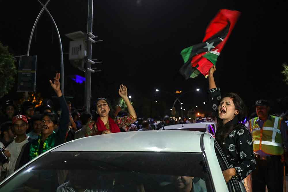 Aktivis Partai Rakyat Pakistan merayakan putusan di depan gedung Mahkamah Agung Pakistan di Islamabad, Pakistan, Kamis (7/4/2022). (Foto: Bloomberg)