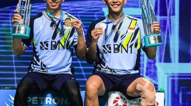 Ganda putra Indonesia, Fajar Alfian/Muhammad Rian Ardianto memegang trofi usai menjuarai Malaysia Open 2022 di Axiata Arena, Minggu (15/1/2023) sore WIB.