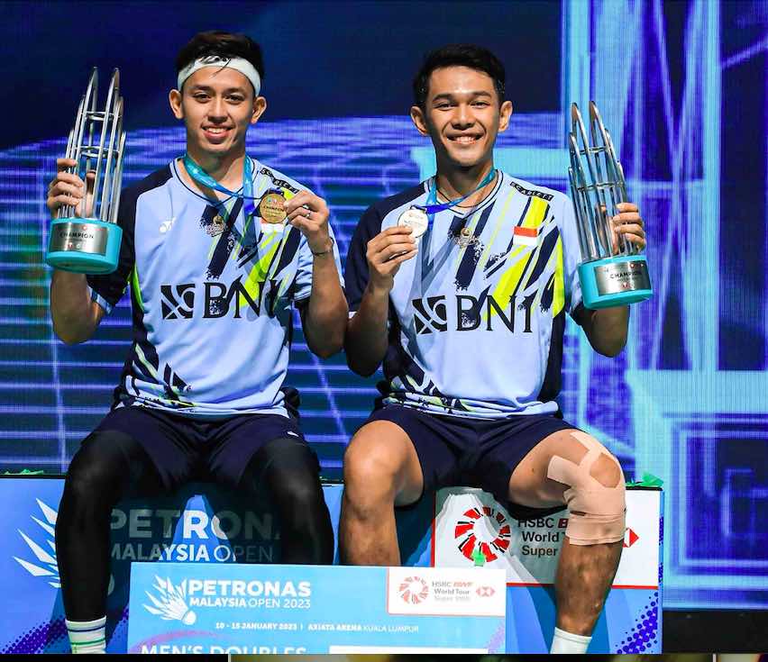 Ganda putra Indonesia, Fajar Alfian/Muhammad Rian Ardianto memegang trofi usai menjuarai Malaysia Open 2022 di Axiata Arena, Minggu (15/1/2023) sore WIB.