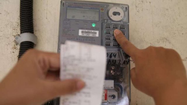 Seorang pelanggan tengah mengisi daya listrik (Foto: Dok. Antara)