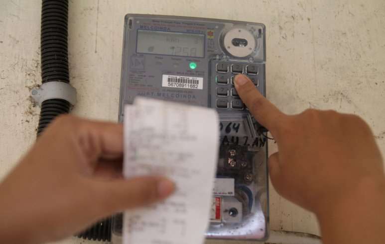 Seorang pelanggan tengah mengisi daya listrik (Foto: Dok. Antara)