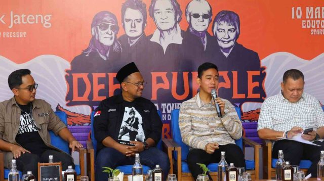 Wali Kota Solo Gibran Rakabuming Raka (kedua dari kanan), Founder Rajawali Indonesia Anas Alimi (kedua dari kiri) menggelar konferensi pers persiapan konser Band rock Deep Purple. (Foto: Istimewa)