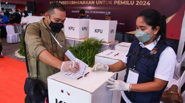 Petugas Kelompok Penyelenggara Pemungutan Suara (KPPS) dan pemilih mengikuti simulasi pemungutan dan penghitungan suara dengan desain surat suara dan formulir yang disederhanakan di Kantor KPU Provinsi Sumatera Utara, Medan, Rabu (15/12/2021). (Foto: ANTARA)