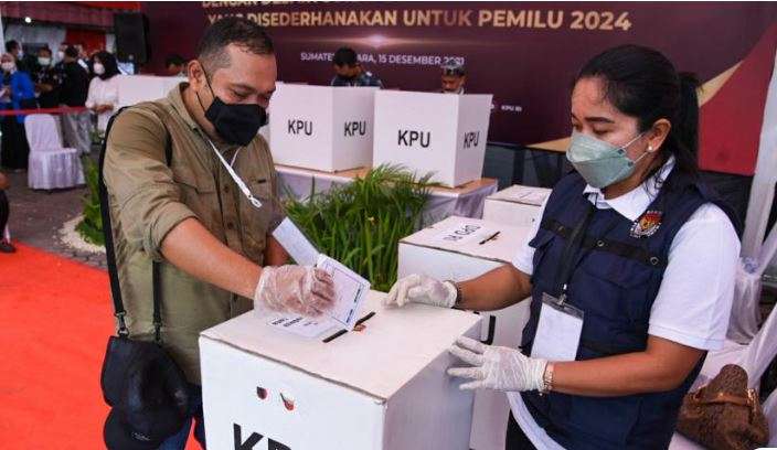 Petugas Kelompok Penyelenggara Pemungutan Suara (KPPS) dan pemilih mengikuti simulasi pemungutan dan penghitungan suara dengan desain surat suara dan formulir yang disederhanakan di Kantor KPU Provinsi Sumatera Utara, Medan, Rabu (15/12/2021). (Foto: ANTARA) Petugas Kelompok Penyelenggara Pemungutan Suara (KPPS) dan pemilih mengikuti simulasi pemungutan dan penghitungan suara dengan desain surat suara dan formulir yang disederhanakan di Kantor KPU Provinsi Sumatera Utara, Medan, Rabu (15/12/2021). (Foto: ANTARA)