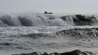 Gelombang tinggi di Selat Malaka, kawasan pantai Lhokseumawe, Provinsi Aceh.