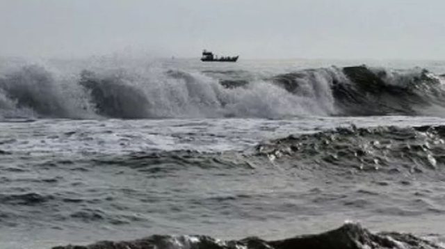 Gelombang tinggi di Selat Malaka, kawasan pantai Lhokseumawe, Provinsi Aceh.