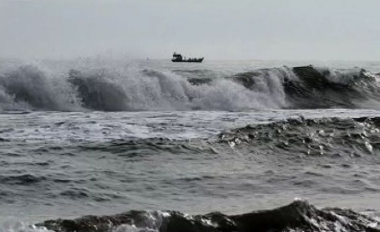 Gelombang tinggi di Selat Malaka, kawasan pantai Lhokseumawe, Provinsi Aceh. Gelombang tinggi di Selat Malaka, kawasan pantai Lhokseumawe, Provinsi Aceh.