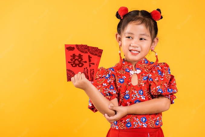 Ilustrasi anak memegang angpau (Foto: Freepik) Ilustrasi anak memegang angpau (Foto: Freepik)
