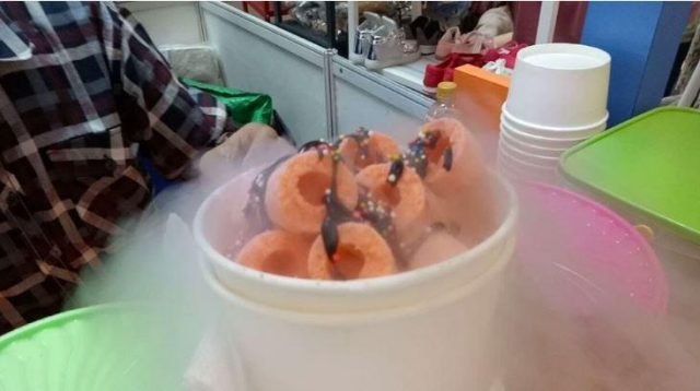 Jajanan berasap nitrogen cair atau 'Chiki ngebul'. (Foto: Istimewa)