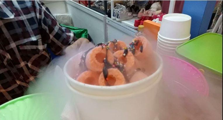Jajanan berasap nitrogen cair atau 'Chiki ngebul'. (Foto: Istimewa)