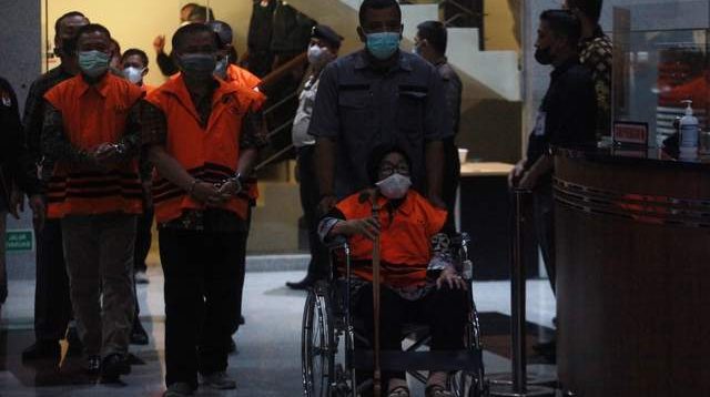 Sejumlah anggota DPRD Jambi periode 2014-2019 mengenakan rompi tahanan usai menjalani pemeriksaan di Gedung Merah Putih KPK, Jakarta, Selasa (10/1/2023). (Foto: ANTARA)