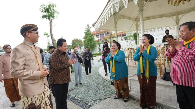 Menteri BUMN Erick Thohir dalam kunjungannya ke Taman Pracima, Surakarta, Jawa Tengah, Sabtu (21/1/2023). (Foto: Kementerian BUMN)
