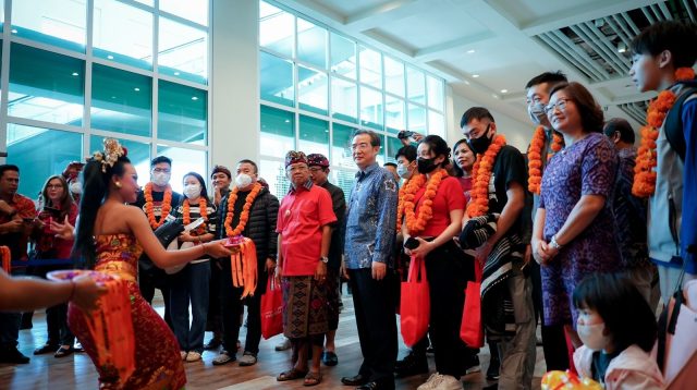 Wisatawan asal Tiongkok disambut dengan tari tradisional khas Bali setelah mendarat di Bandar Udara Internasional I Gusti Ngurah Rai Bali, Minggu (22/1/2023)