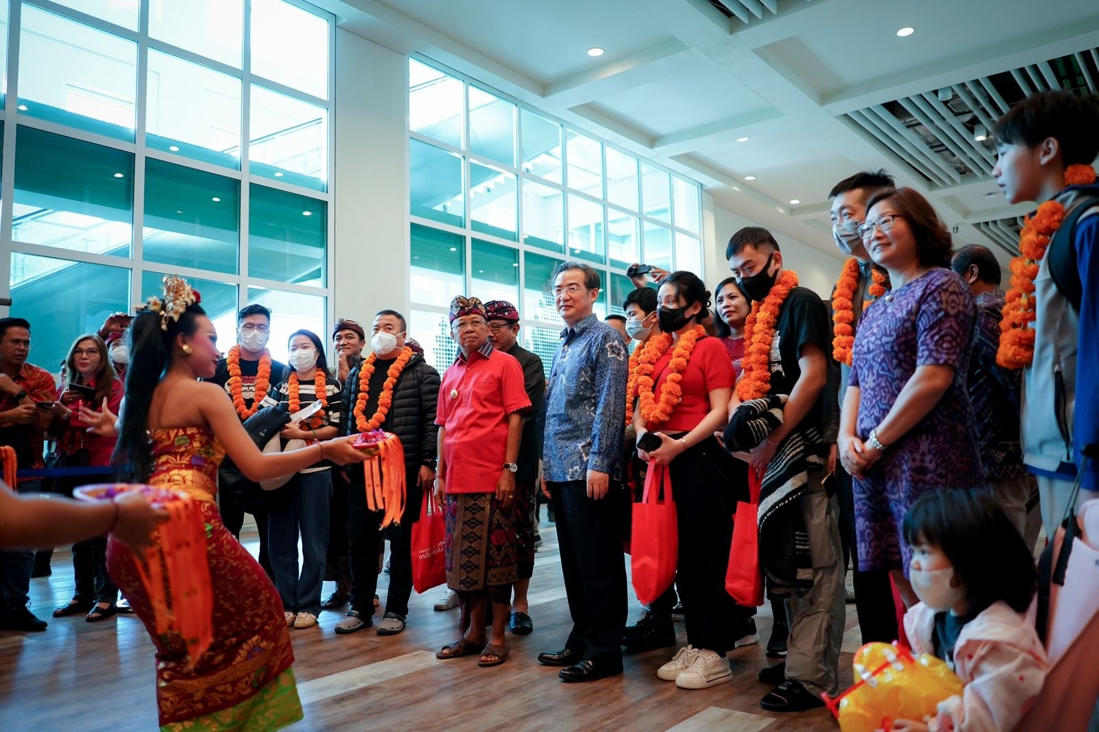 Wisatawan asal Tiongkok disambut dengan tari tradisional khas Bali setelah mendarat di Bandar Udara Internasional I Gusti Ngurah Rai Bali, Minggu (22/1/2023) Wisatawan asal Tiongkok disambut dengan tari tradisional khas Bali setelah mendarat di Bandar Udara Internasional I Gusti Ngurah Rai Bali, Minggu (22/1/2023)