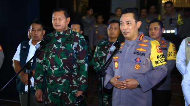 Kapolri Jenderal Listyo Sigit Prabowo MSI usai memantau pengamanan perayaan pergantian tahun secara virtual di Mako Polda Metro Jaya, Jakarta, Sabtu (31/12/23) malam
