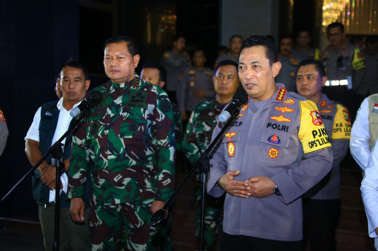 Kapolri Jenderal Listyo Sigit Prabowo MSI usai memantau pengamanan perayaan pergantian tahun secara virtual di Mako Polda Metro Jaya, Jakarta, Sabtu (31/12/23) malam
