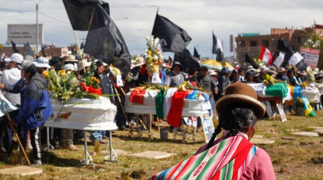 Anggota keluarga para korban tewas kerusuhan demonstrasi di Peru. (Foto: AFP)
