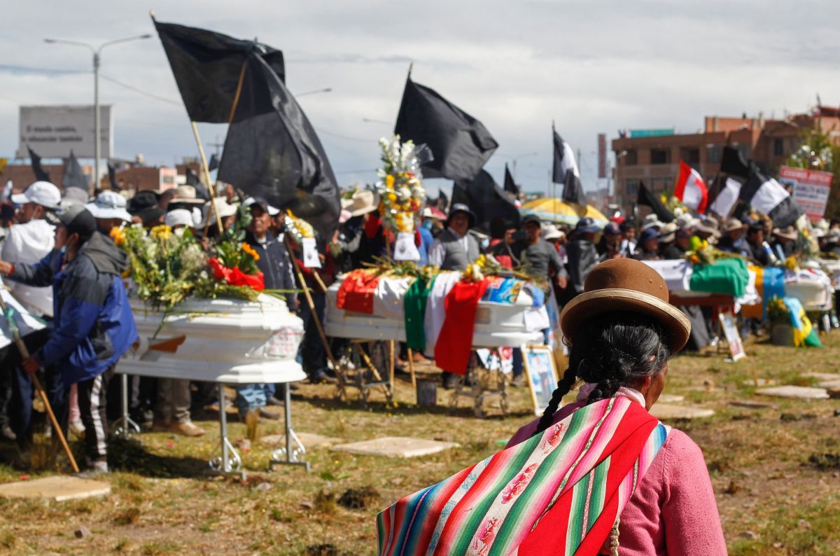 Anggota keluarga para korban tewas kerusuhan demonstrasi di Peru. (Foto: AFP)