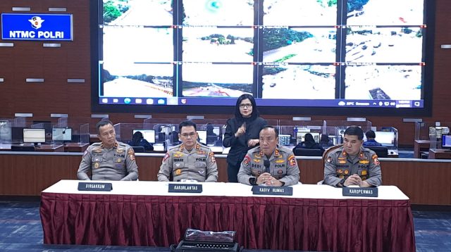 Kadiv Humas Polri Irjen Pol Prof Dr Dedi Prasetyo MHum MSi MM saat Konferensi Pers Analisa dan Evaluasi Pelaksanaan Operasi Lilin 2022 di Ruang Planar Cctv NTMC Korlantas Polri, Selasa (3/1/2023)