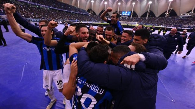 Pemain Inter Milan merayakan sukses menjadi juara Piala Super Italia dengan kemenangan telak 3-0 di King Fahd International Stadium (Riyadh), Kamis (19/1/2023) dini hari WIB. (Foto: Twitter @Inter_en)