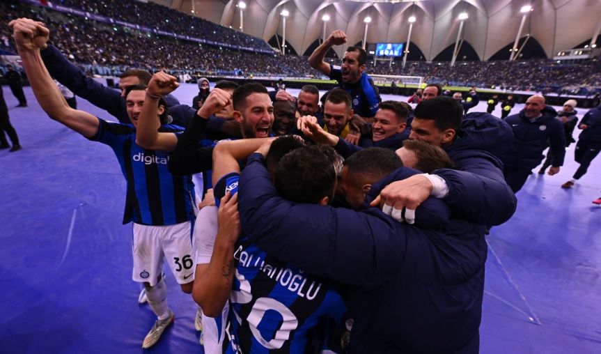 Pemain Inter Milan merayakan sukses menjadi juara Piala Super Italia dengan kemenangan telak 3-0 di King Fahd International Stadium (Riyadh), Kamis (19/1/2023) dini hari WIB. (Foto: Twitter @Inter_en)