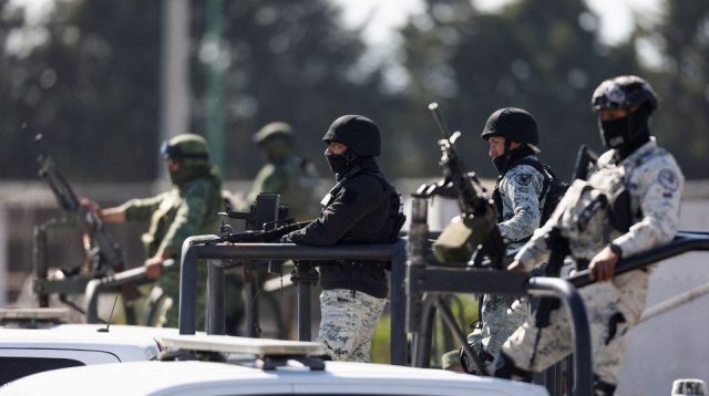 Tentara dan anggota Garda Nasional berdiri di luar penjara keamanan tinggi Altiplano di mana pemimpin geng narkoba Meksiko Ovidio Guzman (Foto: REUTERS)