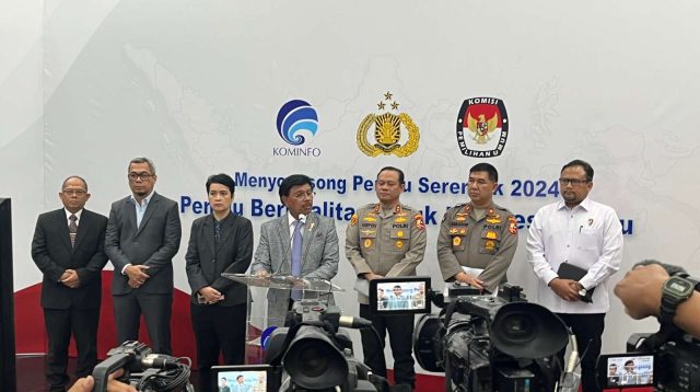 Menteri Komunikasi dan Informatika Johnny G Plate (tengah, jas abu-abu) saat konferensi pers bersama Polri terkait Pemilu Serentak 2024 di Media Center Kemenkominfo, Jakarta, Rabu (4/1/2023)