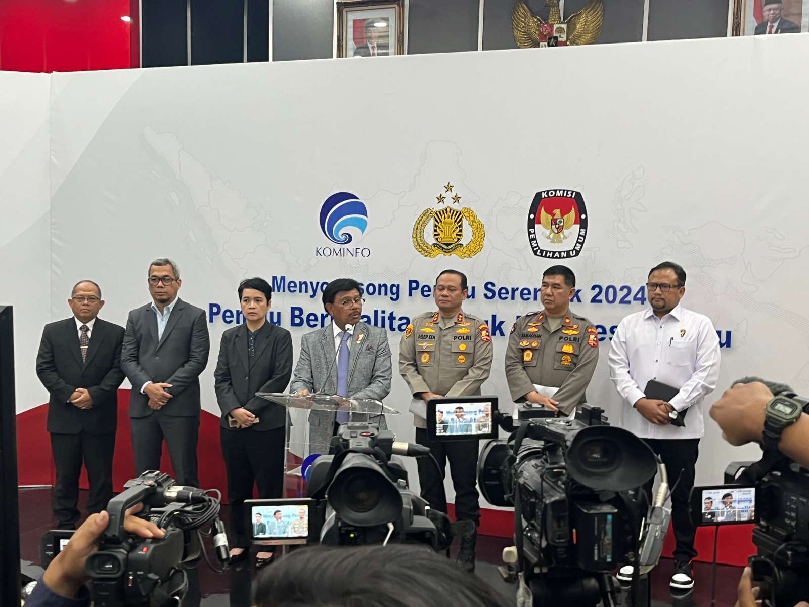 Menteri Komunikasi dan Informatika Johnny G Plate (tengah, jas abu-abu) saat konferensi pers bersama Polri terkait Pemilu Serentak 2024 di Media Center Kemenkominfo, Jakarta, Rabu (4/1/2023) Menteri Komunikasi dan Informatika Johnny G Plate (tengah, jas abu-abu) saat konferensi pers bersama Polri terkait Pemilu Serentak 2024 di Media Center Kemenkominfo, Jakarta, Rabu (4/1/2023)
