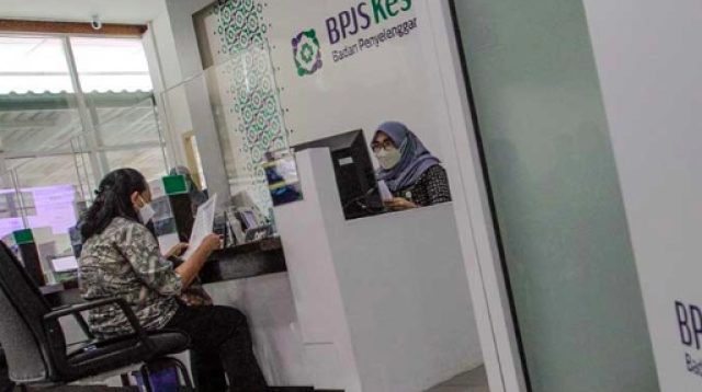 Karyawan melayani peserta di salah satu kantor cabang Badan Penyelenggara Jaminan Sosial (BPJS) Kesehatan di Jakarta, Selasa (12/7/2022)