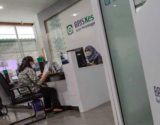 Karyawan melayani peserta di salah satu kantor cabang Badan Penyelenggara Jaminan Sosial (BPJS) Kesehatan di Jakarta, Selasa (12/7/2022)