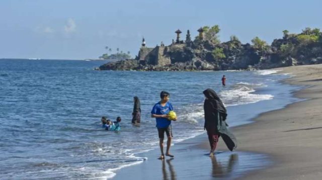 Ilustrasi: Sejumlah pengunjung berada di pinggiran pantai wisata Batu Bolong, Senggigi, Kecamatan Batulayar, Lombok Barat, NTB, Senin (5/7/2021) (Foto: ANTARA)