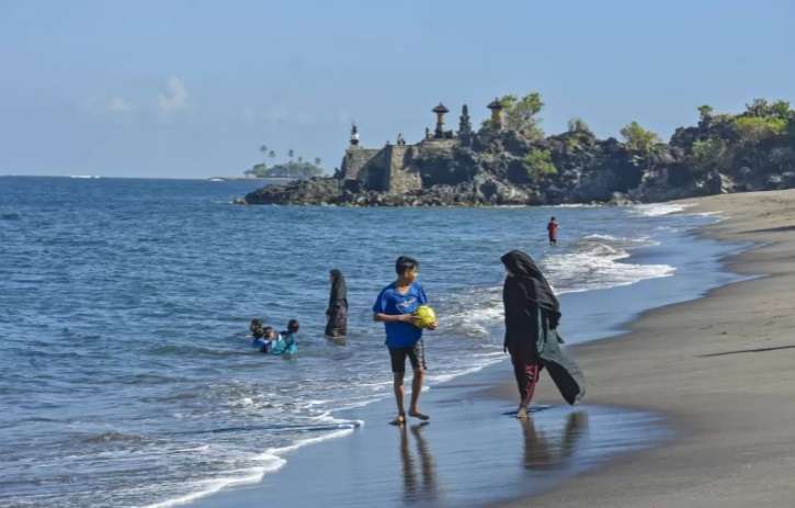 Ilustrasi: Sejumlah pengunjung berada di pinggiran pantai wisata Batu Bolong, Senggigi, Kecamatan Batulayar, Lombok Barat, NTB, Senin (5/7/2021) (Foto: ANTARA)