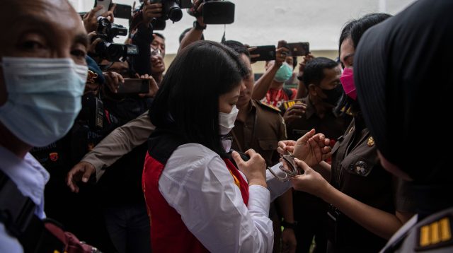 Petugas memborgol terdakwa kasus pembunuhan berencana Brigadir Yosua Hutabarat, Putri Candrawathi usai menjalani sidang tuntutan di Pengadilan Negeri Jakarta Selatan, Jakarta, Rabu (18/1/2023).