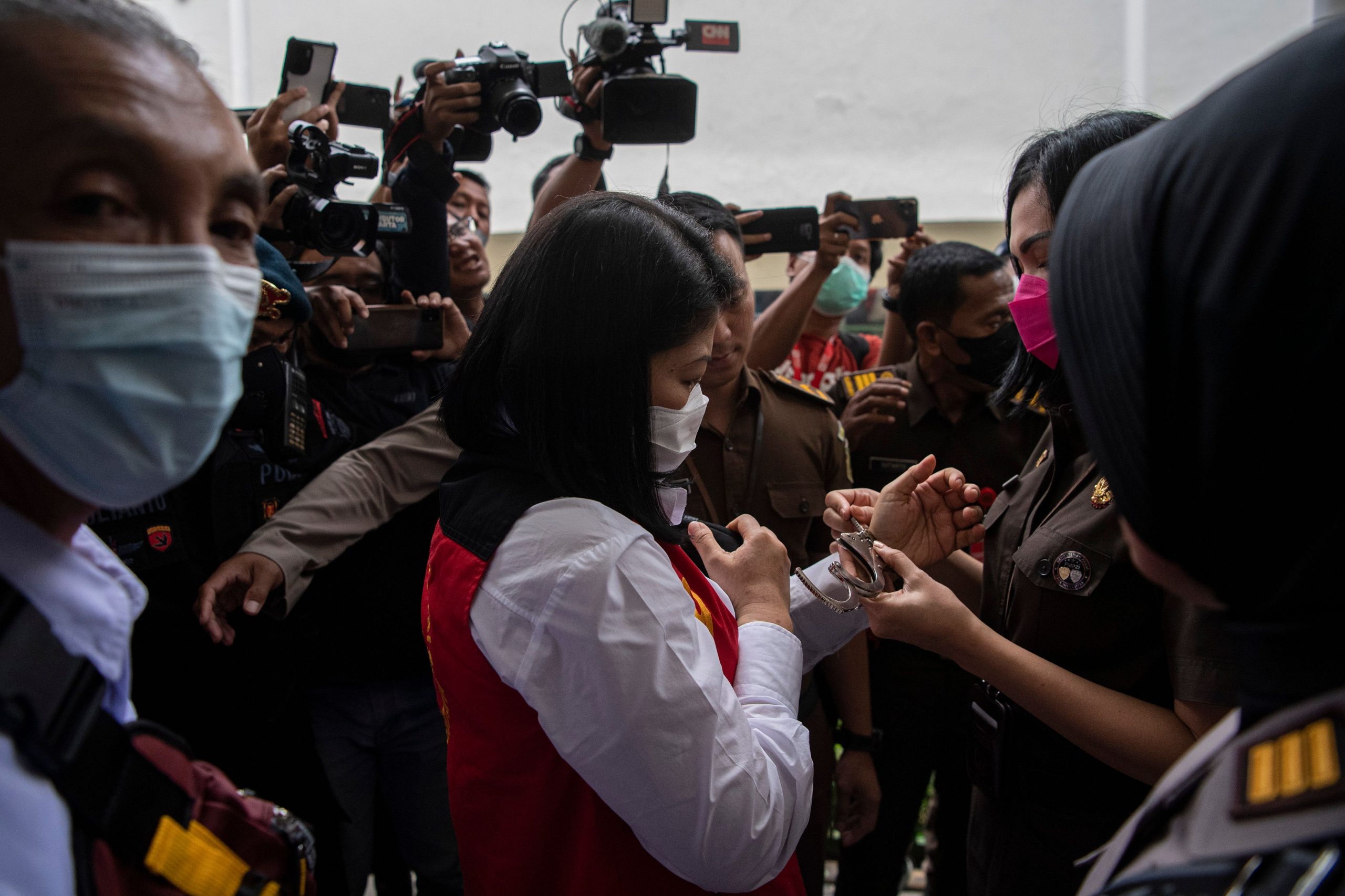 Petugas memborgol terdakwa kasus pembunuhan berencana Brigadir Yosua Hutabarat, Putri Candrawathi usai menjalani sidang tuntutan di Pengadilan Negeri Jakarta Selatan, Jakarta, Rabu (18/1/2023).