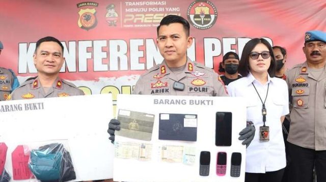 Kapolres Cirebon Kota AKBP Ariek Indra Sentanu (tengah) memperlihatkan barang bukti kejahatan kawanan perampok nasabah bank.(Foto: Bidhumas Polda Jabar/ist).
