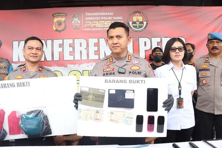 Kapolres Cirebon Kota AKBP Ariek Indra Sentanu (tengah) memperlihatkan barang bukti kejahatan kawanan perampok nasabah bank.(Foto: Bidhumas Polda Jabar/ist).