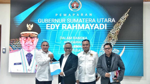 Gubernur Sumatra Utara Edy Rahmayadi (paling kiri) mendapat Pena Emas Persatuan Wartawan Indonesia (PWI) dari Ketua Umum PWI Atal S. Depari (kedua dari kiri), di Medan, Selasa (7/2/2023)