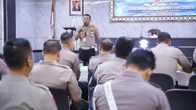 Penanggung Jawab Pelatihan Pra Operasi Keselamatan AKBP Bargani, saat memberikan materi pelatihan di Aula Medellu lt.4 gedung NTMC Polri, Rabu (1/2/2023)
