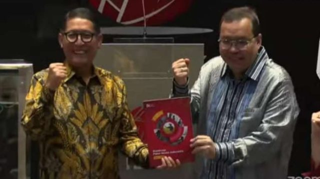 Kepala Eksekutif Pengawas Pasar Modal OJK Inarno Djajadi (kiri) dan Dirut BEI Iman Rachman