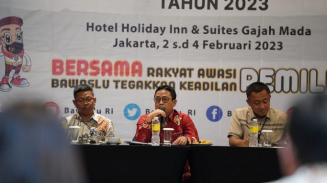 Anggota Bawaslu Puadi (tengah dengan batik warna merah) saat memberikan sambutan dalam Rapat Konsolidasi Program Kerja Penanganan Pelanggaran Tahun 2023, di Jakarta (2/2/2023)