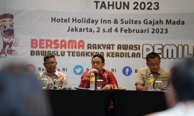 Anggota Bawaslu Puadi (tengah dengan batik warna merah) saat memberikan sambutan dalam Rapat Konsolidasi Program Kerja Penanganan Pelanggaran Tahun 2023, di Jakarta (2/2/2023) Anggota Bawaslu Puadi (tengah dengan batik warna merah) saat memberikan sambutan dalam Rapat Konsolidasi Program Kerja Penanganan Pelanggaran Tahun 2023, di Jakarta (2/2/2023)